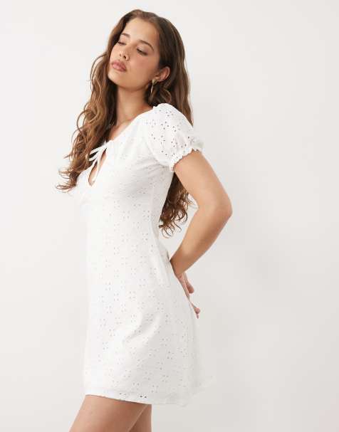 Miss Selfridge – Strukturiertes Minikleid in Weiß mit Schlüssellochausschnitt und Picot-Besatz - view 1
