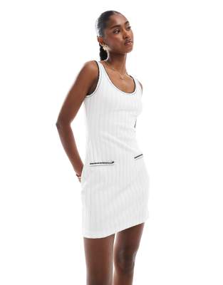 Miss Selfridge – Sukienka mini z kieszeniami z kontrastowym przeszyciem - view 1