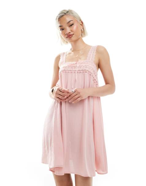 Miss Selfridge – Sukienka mini z muślinu w zgaszonym różowym kolorze z koronkowym wykończeniem - view 1