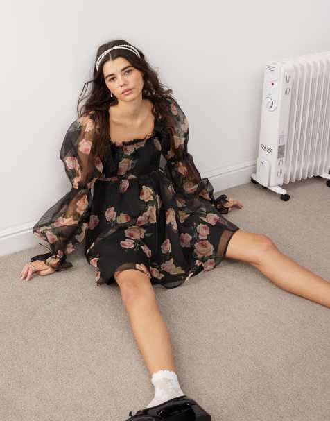 Miss Selfridge – Sukienka mini z ozdobnymi kokardami we wzór w róże - view 1
