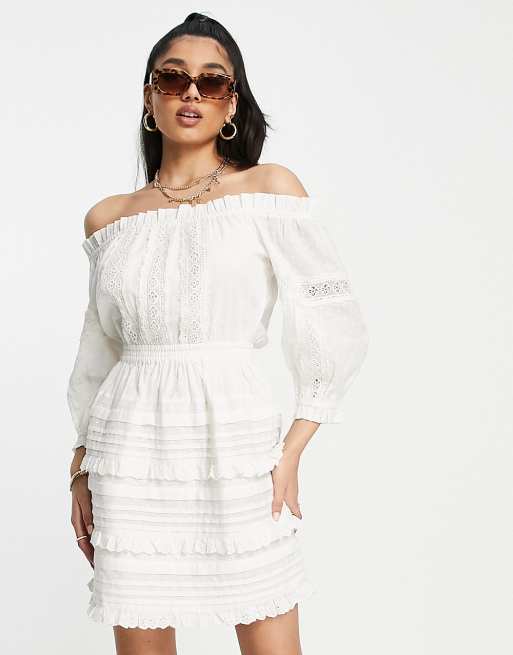 Miss Selfridge – Sukienka mini z haftem angielskim i dekoltem bardot w kolorze kości słoniowej 