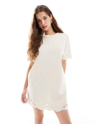 Miss Selfridge – Sukienka T-shirtowa w kolorze ecru z ażurowym wzorem na dole - view 1