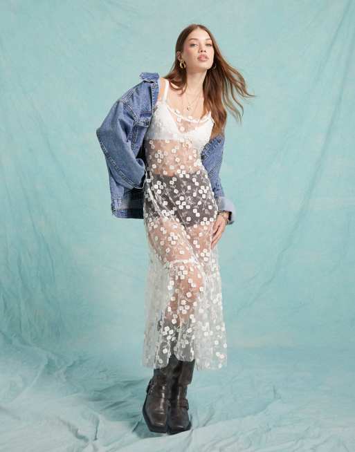 Miss Selfridge – Sukienka w kolorze kości słoniowej z kwiatowym wzorem 3D