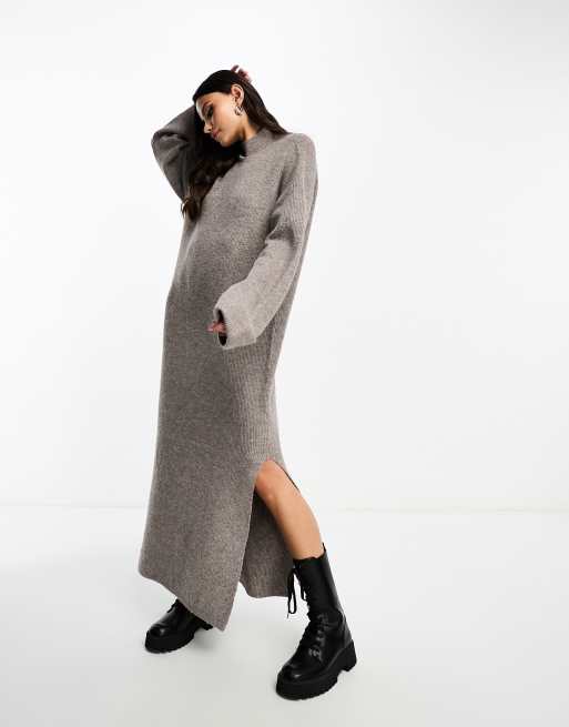 Miss Selfridge – Svampgrå, stickad maxiklänning med sidoslits och ståkrage