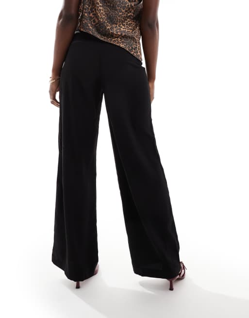 Miss Selfridge – Svara smokingbyxor i satin med sidorand och vida ben, 4 av 5