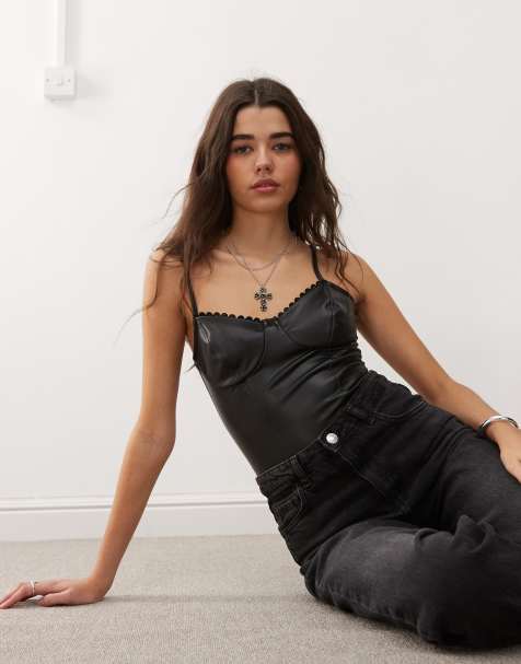 Miss Selfridge – Svart body i läderimitation med spetskant - view 1