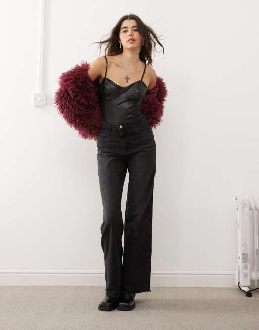 Miss Selfridge – Svart body i läderimitation med spetskant, 3 av 4