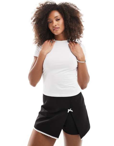 Miss Selfridge – Svart, figursydd miniskort med rosett - view 1