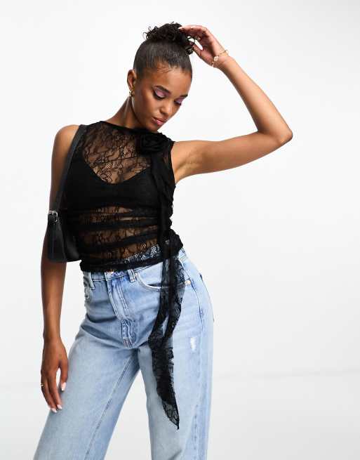 Miss Selfridge – Svart linne i skir spets med dekorativ blomma