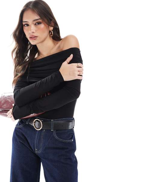 Miss Selfridge – Svart, mjuk, ryschad body med asymmetrisk bardotringning - view 1