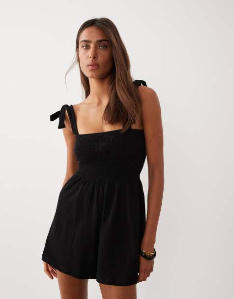 Miss Selfridge – Svart playsuit i bäckebölja med knytning på axlarna - view 1