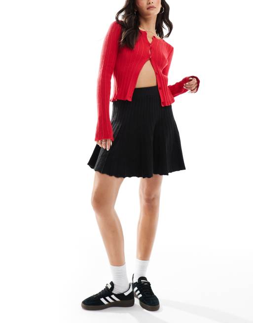 Miss Selfridge – Svart, plisserad, stickad minikjol med vippig design, 3 av 5