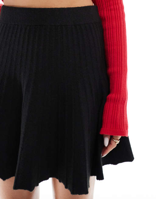 Miss Selfridge – Svart, plisserad, stickad minikjol med vippig design, 5 av 5