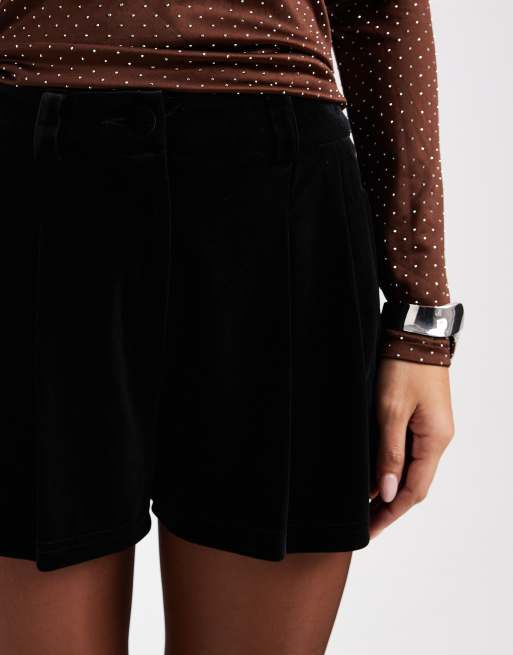 Miss Selfridge – Svarta, figursydda shorts av sammet i kort modell, 3 av 5