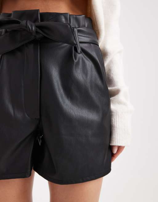 Miss Selfridge – Svarta shorts i läderimitation med skärp, 2 av 5