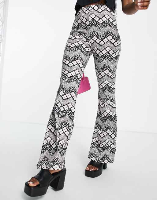 Miss Selfridge – Svartvita sicksack- och blommönstrade byxor med utsvängd design nedtill