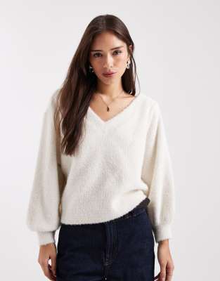 Sweat ample à épaules dénudées en maille duveteuse - Crème-Blanc 40
