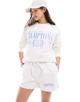 Miss Selfridge - Sweat-Shorts in Weiß mit „Hamptons"-Schriftzug, Kombiteil