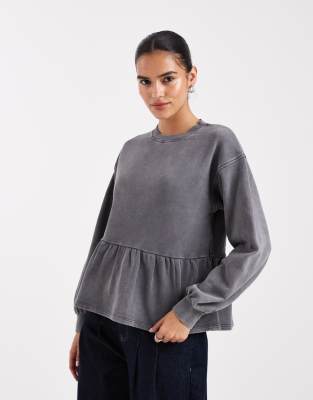 Miss Selfridge - Sweatshirt in Anthrazit mit Rüschensaum-Schwarz