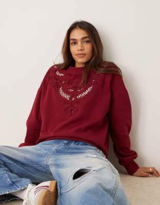 Miss Selfridge - Sweatshirt in Burgunder mit Stickerei und Zierausschnitt-Schwarz