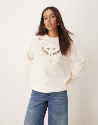 Miss Selfridge - Sweatshirt in Ecru mit Stickerei und Zierausschnitten-Weiß