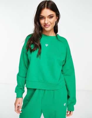 Miss Selfridge - Sweatshirt in Grün mit Herzstickerei, Kombiteil