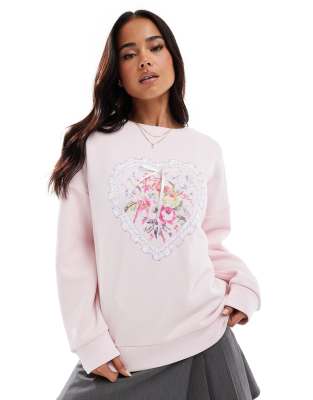 Miss Selfridge - Sweatshirt in Hellrosa mit Gobelin-Herz und Schleife