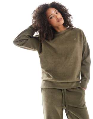 Miss Selfridge - Sweatshirt in Khaki mit Fleece-Futter und Herz-Stickerei-Grün