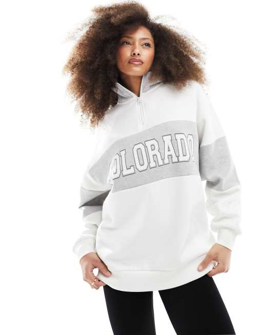 Miss Selfridge – Sweatshirt in Weiß und meliertem Grau mit „Colorado“-Grafikprint, Blockfarben-Design und kurzem Reißverschluss
