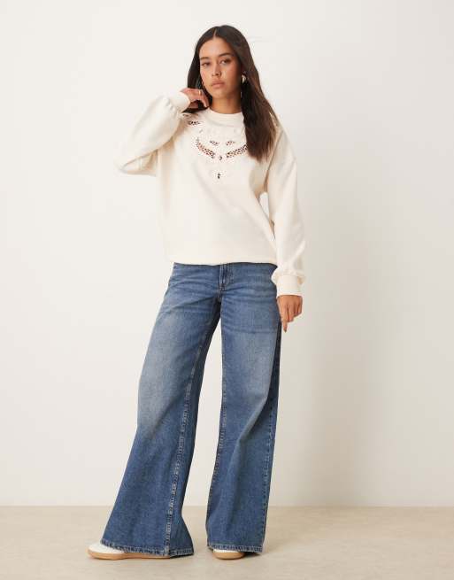 Miss Selfridge - Sweatshirt met borduursels en uitsnijdingen in ecru, 3 van 4