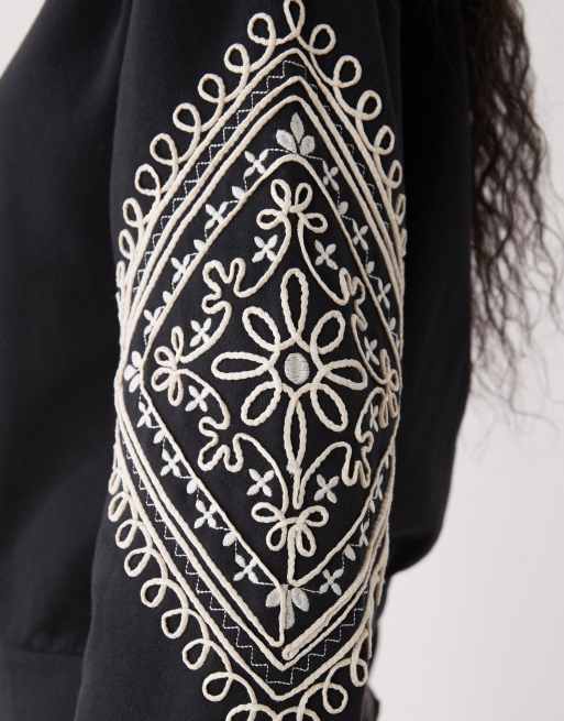 Miss Selfridge – Sweatshirt mit besticktem Ärmel, 4 von 4