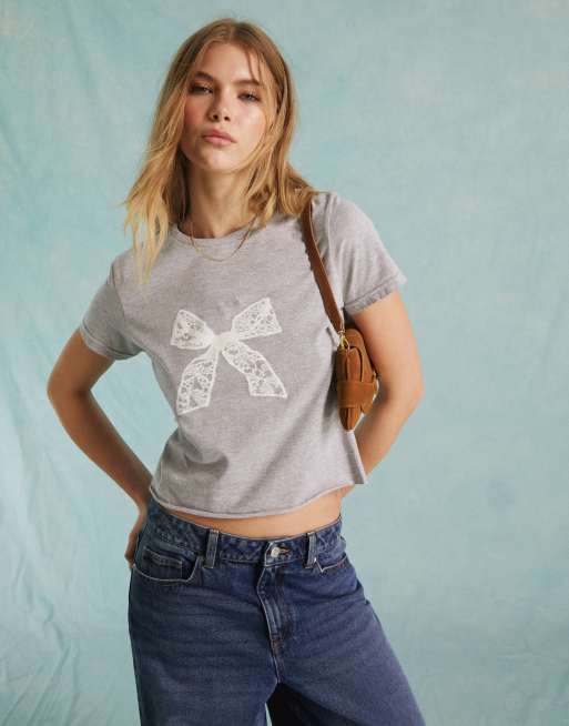Miss Selfridge – Szara krótka koszulka z krótkimi rękawami i koronkową kokardką