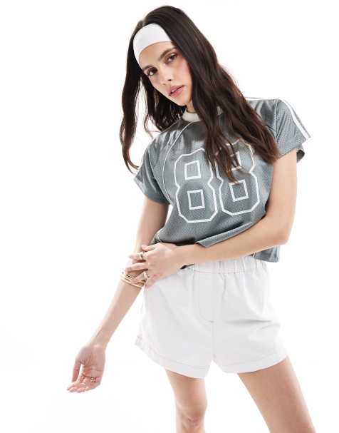 Miss Selfridge – Szary T-shirt piłkarski o krótkim fasonie z grafiką - view 1