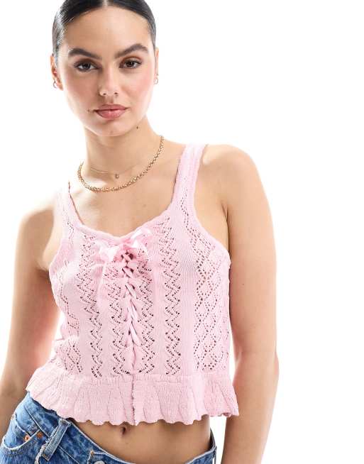 Miss Selfridge – Szydełkowany jasnoróżowy top na ramiączkach ze sznurowaniem z satynową wstążką 