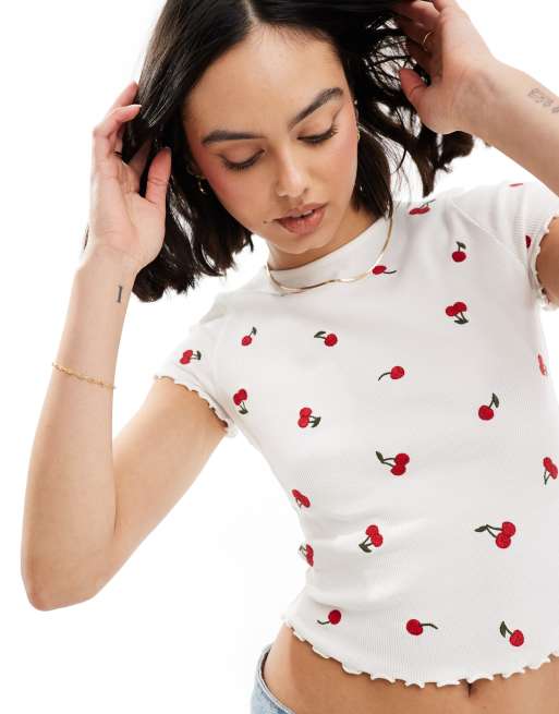 Miss Selfridge - T-shirt à manches courtes et volants avec broderie cerises - Blanc