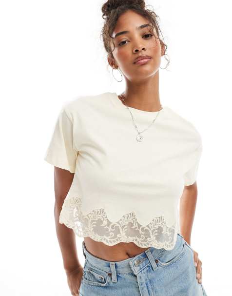Miss Selfridge - T-shirt a maniche corte color latticello con fondo in pizzo - view 1