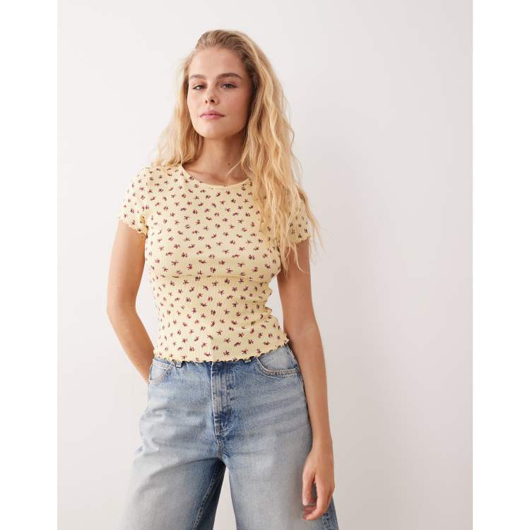 Miss Selfridge - T-shirt a maniche corte gialla con stampa a fiorellini e bordi smerlati a coste
