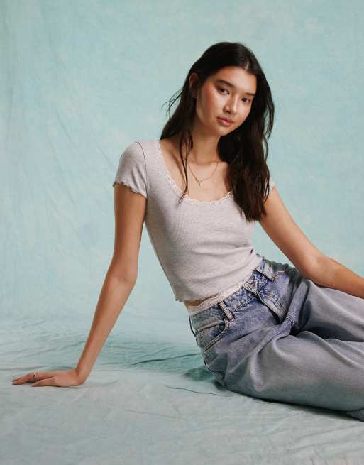 Miss Selfridge - T-shirt a maniche corte grigio mélange a coste con dettagli in pizzo e scollo rotondo