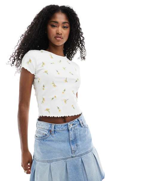 Miss Selfridge - T-shirt a maniche corte ricamata a coste con bordi smerlati - view 1