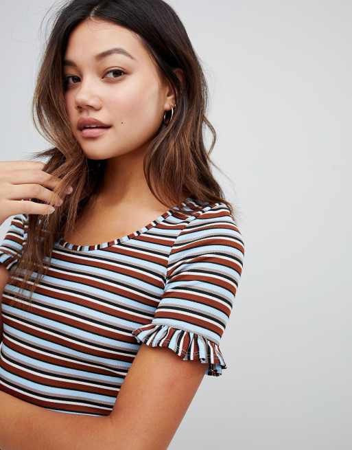 Miss Selfridge - T-shirt a righe con ampio scollo rotondo e maniche con volant, 3 di 4