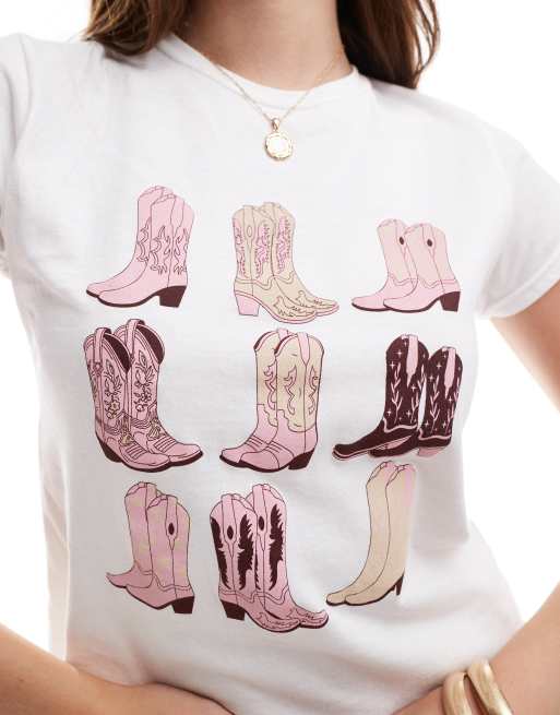 Miss Selfridge - T-shirt bianca con grafica con stivali stile western, 2 di 4