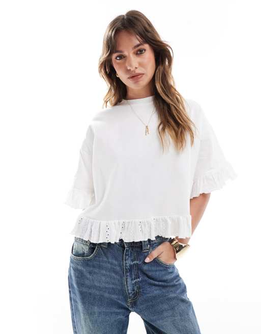 Miss Selfridge - T-shirt color avorio con volant sul fondo