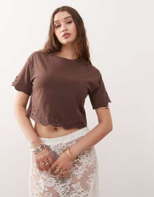 Miss Selfridge - T-shirt color cioccolato con cut-out sull'orlo