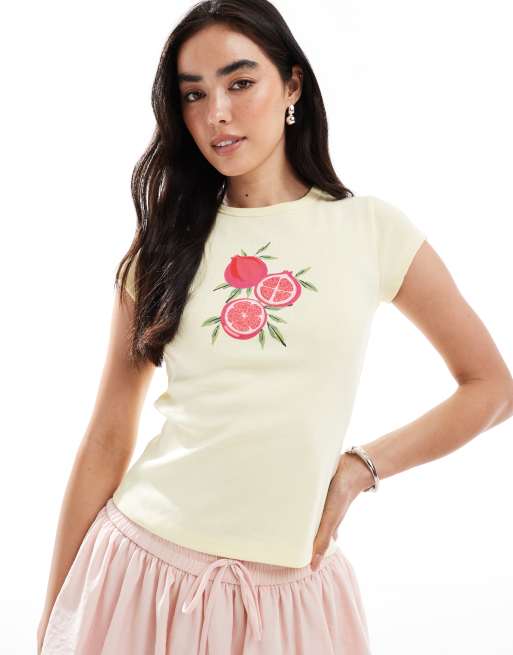Miss Selfridge - T-shirt corta e stretta color burro con grafica estiva di melograni