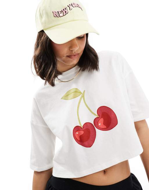 Miss Selfridge - T-shirt crop top à imprimé cerises - Blanc