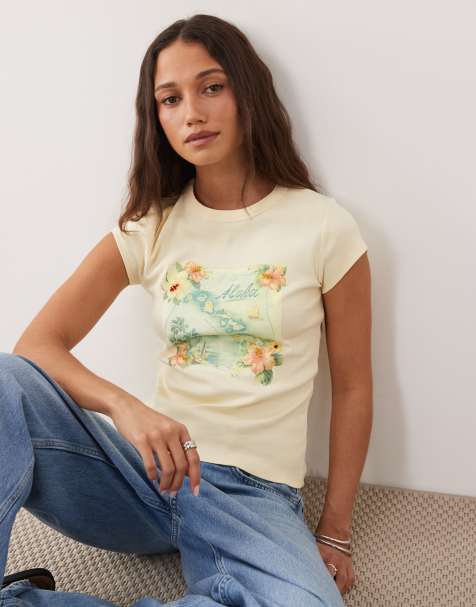 Miss Selfridge - T-shirt effet rétréci à imprimé carte postale orné de perles - Beurre - view 1