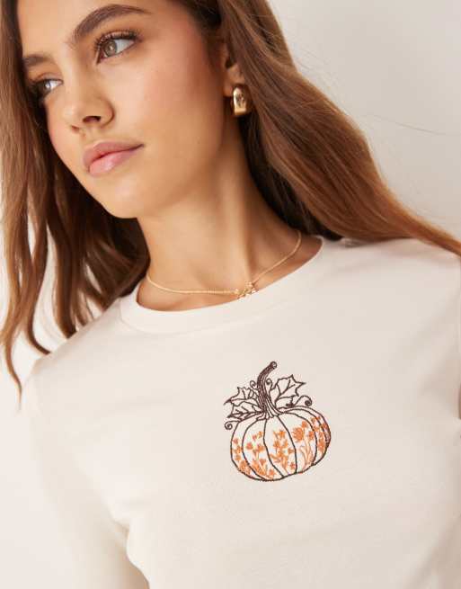 Miss Selfridge - T-shirt effet rétréci à manches longues avec broderie citrouille
