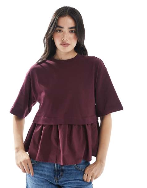 Miss Selfridge - T-shirt in misto popeline color prugna scuro con volant sul fondo - view 1