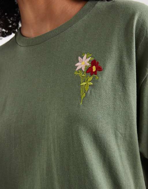 Miss Selfridge – T-Shirt in Oliv mit Blumentapeten-Grafik, 3 von 4