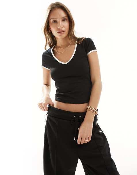 Miss Selfridge – T-Shirt in Schwarz mit V-Ausschnitt und Zierstreifen in Weiß - view 1